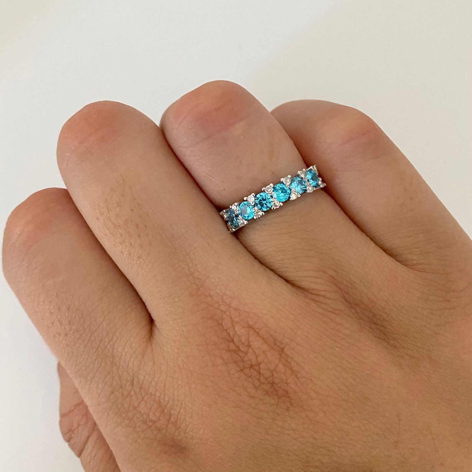 Anillo circones azules borde diamantes (POR FABRICACION) Oro blanco 18k / Talla 6 / 3,7 Gr